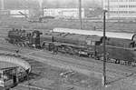 27. März 1982, von der Nossener Brücke hat man einen guten Blick auf den Schuppen 1 des 	Bw Dresden-Altstadt. Lok 86 1333 hat 01 2137 am Haken. Sie kam aus Richtung Bw Dresden-Friedrichstadt.
