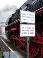 Ausreichend Hinweisschilder auf der Drehschiebe im Sddeutschen-Eisenbahn-Museum.