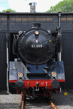 Die Schnellzuglokomotive 01 008 wurde 1025 in der Lokomotivfabrik Borsig in Berlin gebaut und ist Teil der Ausstellung im Eisenbahnmuseum Bochum.