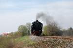 Am 11. April 2009 kommt in der Nhe von Oettingen die 01 066 in Schleichfahrt auf einen ungesicherten Bahnbergang angedampft. Meine Hoffnung war, dass sie da mit Schmackes um die Ecke kommt. Einer der Zugbegleiter stieg dann aus und sperrte den Bahnbergang