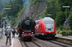 01 1066 der UEF mit dem DPE 88334 (Rottweil-Hausach-Offenburg) trifft auf IRE 4704 (Konstanz-Karlsruhe Hbf) mit Schublok 146 236-5  Triberg  am 12.Juli 2009 in Triberg