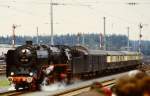 01 118 mit historischem Rheingold auf der Fahrzeugparade  Vom Adler bis in die Gegenwart , die im September 1985 an mehreren Wochenenden in Nrnberg-Langwasser zum 150jhrigen Jubilum der Eisenbahn in Deutschland stattgefunden hat.