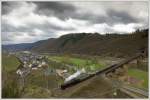 01 118 mit ihrem DRG-Schnellzug von Saarbrcken nach Koblenz war am 3.4.2010 ziemlich pnktlich unterwegs. Am Foto hat sie gerade den 367 Meter langen Petersberg-Tunnel verlassen und quert ber eine 281 Meter lange Brcke die Mosel bevor sie ein paar Meter weiter die Station Ediger-Eller durchfhrt. Kurz nach der Station Ediger-Eller beginnt dann der 4.205 Meter lange Kaiser-Wilhelm-Tunnel. Das Tageslicht wird sie dann erst wieder kurz vor dem Bahnhof Cochem erblicken. (24 mm Version) 