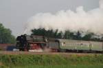 Sonderzug mit der Dampflok 01 1533-7 zur BUGA in Koblenz am 28.05.2011 morgens zwischen Marl-Sinsen und Recklinghausen etwa auf Hhe des Bahnbergangs Recklinghausen - Brster Weg.