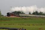 Sonderzug mit der Dampflok 01 1533-7 zur BUGA in Koblenz am 28.05.2011 morgens zwischen Marl-Sinsen und Recklinghausen etwa auf Hhe des Bahnbergangs Recklinghausen - Brster Weg.