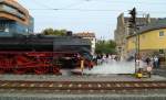 Beim Durchblasen der Zylinderentwässerungen sorgt hier Dampflok 01 118 der Historischen Eisenbahn Frankfurt, am Vormittag des 06.09.2014, für ein warmes  Fußbad  bei den Schaulustigen