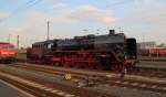 Am Abend des 06.09.2014 ist 01 118 auf Gleis 4 im Schweinfurter Hauptbahnhof auf Rangierfahrt, um ans andere Ende ihres Sonderzuges der Historischen Eisenbahn Frankfurt, mit welchem sie heute bei den XX. Meininger Dampfloktagen zu Besuch war, umzusetzen. Danach wird die Rückfahrt nach Frankfurt/Main-Süd fortgesetzt.