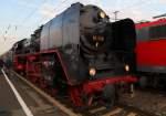 Noch ein allerletzter Blick auf unser stolzes Dampfroß 01 118 am Abend des 06.09.2014, welche hier auf Gleis 3 im Schweinfurter Hauptbahnhof auf die Freigabe zur Ausfahrt nach Frankfurt/Main-