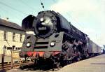 Lokomotive 01 505 der DR (umgebaut aus 01 121 im Jahre 1963, im Jahre 1966 auf lfeuerung umgestellt) vor Interzonenzug in Bebra am 10. August 1966