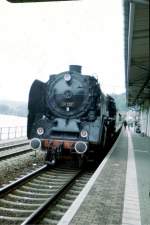 Mit roten Schluleuchten am Sonderzug nach Bad Schandau, gefhrt von E77 10 im April 1999