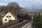 Während weiter unten im Elbtal die Fotografen teilweise übereinander standen, war ich hier vollkommen alleine als 01 2118-6 am 16.04.2016 ihren Sonderzug am Pirnaer Elbschlösschen