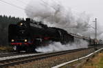 Der „Christkindl-Express“ von Bayerischen Eisenbahnmuseum in Nordlingen gezogen von der Dampflok 01 2066-7 auf dem Weg nach Salzburg zum Weihnachtsmarkt kam am 03.12.16 durch den Chiemgau. Hier zu sehen am Rumgraben bei Bergen. 