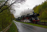 
Die Dreizylinder-Schnellzugdampflok 03 1010 (90 80 0013 010-8 D-HLP), ex DR 03 0010-3, der Traditionsgemeinschaft Bw Halle P e.V. mit dem Dampfsonderzug der Eisenbahnfreunde Treysa e.V. nach Koblenz, rauscht mit hoher Geschwindigkeit am 22.04.2017 durch Wissen an der Sieg. Leider nicht das bestem Wetter und Licht... 

Ab 1940 wurden 60 Exemplare dieser dreizylindrigen Baureihe 03.10 als Weiterentwicklung der Baureihe 03 gebaut, die 03 1010 ist die letzte betriebsfähige Lokomotive dieser Baureihe. Ihre Höchstgeschwindigkeit von 140 km/h erreicht sie mit einer Leistung von 1900 PS. Die Schnellzuglokomotive 03 1010 steht im Eigentum des DB Museums.