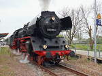 Ausfahrt 03 2155-4 zur Weiterfahrt nach Templin aus den Bahnhof Zehdenick am 13. Mai 2017.