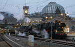 35 1097 und 03 2155 vor dem aus 16 Wagen bestehenden Sonderzug DPE 95951 Cottbus - Praha-Smichov; Dresden Hbf. 15.12.2018
