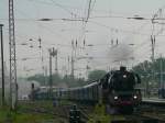 Sonderzug von Berlin zur Dampflokparade in Wolsztyn. Diesmal wurde der Zug gezogen von 03 1010 und geschoben von 52 8177. Hier die Ankunft in frhen Morgenstunden in Erkner. 3.5.2008