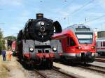 03 1010 beim Wassernehmen im Bahnhof Stralsund neben 427 003 (Hansestadt Stralsund).