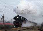 03 1010 mit Sonderzug Berlin-Zittau verlässt nach einem Wasserhalt den Bahnhof Elsterwerda, 18.02 2012