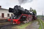 Nach einen langen Tag rollt 03 2155-4 im Regen in den Nossener Lokschuppen.
(beim BW-Fest am 06.05.2012)