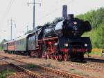 03 1010 des  Frderverein Schnellzugdampflok 03 1010 e.V.  mit drei historischen Wagen - darunter auch die MITROPA – auf dem sdlichen Berliner Auenring in Diedersdorf in Brandenburg am 16.