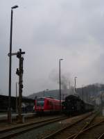 03 2155-4 war am 31.03.13 mit einer Osterfahrt unterwegs, von Nossen nach Greiz. Hier zusehen in Greiz neben einem 612er.