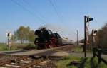 03 1010 fuhr am 04.05.2013 mit einem Sonderzug von Schwerin nach Papenburg, hier sdlich von Leer.