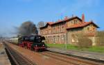 Auf der Rückfahrt vom Eisenbahnfest im Traditionsbahnbetriebswerk Staßfurt am 30.03.2014, durchfährt der von 03 1010-2 gezogene Sonderzug des Eisenbahnmuseums Leipzig am Abend den Bahnhof Sandersleben.