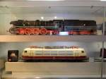 Hier sieht man einen Vergleich 2er Loklegenden. Oben steht die Dampflok 10 001.
Unten steht noch heute sehr geliebte 103 216-8.
Fotografiert im DB Museum Nürnberg.

Nürnberg 28.11.2014