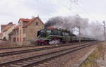 Dampf-Plus 18 201 mit dem DLr 24498 von Erfurt Pbf nach Arnstadt Hbf, am 09.12.2017 in Erfurt Bischleben.