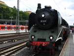 DAMPFLOK 18 201 IM HAUPTBAHNHOF KOBLENZ
Nach Ankunft aus KÖLN steht die legendäre 18 201 hier mittags am Bahnsteig im
Hbf. Koblenz- zuvor hatte sie noch Halt gemacht in KOBLENZ-LÜTZEL,
wo schon viele Passagiere ausstiegen,um zum Sommerfest des DB-MUSEUMS
zu gelangen....