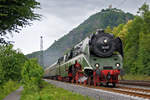 Die schnellste Dampflok 18 201 am 17.06.2018 in Rhöndorf unterhalb der Burgruine Drachenfels.