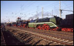 Parade am BW Arnstadt am 26.10.1996: Der Lokzug fährt vorbei, um wenig später zur Parade die Loks einzeln bzw. in Kleingruppen zu präsentieren. In der Mitte in Grün rollt 18201 mit.