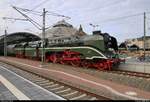 18 201 der Dampf-Plus GmbH mit 143 005-7 (243 005-6) der Traditionsgemeinschaft Bw Halle P e.V. als SDZ 56744 von Naumburg(Saale)Hbf nach Warnemünde steht in Halle(Saale)Hbf auf Gleis 9 und wird von zahlreichen Eisenbahnfreunden und Reisenden bestaunt und fotografiert.
Es handelte sich um die letzte Fahrt der 18 201 an die See zur Hanse Sail vor ihrem Fristablauf Ende 2018.
[11.8.2018 | 8:03 Uhr]