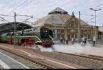 18 201 der Dampf-Plus GmbH macht ordentlich Dampf und verlässt als SDZ 56744 von Naumburg(Saale)Hbf nach Warnemünde Halle(Saale)Hbf auf Gleis 9.