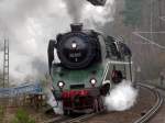 18 201 verlsst unter Volldampf das Elbtal, mit einem Sonderzug nach Grlitz im Zuge des Dampfloktreffens 2009. Aufgenommen am 22.03.2009 im Bahnhof Dresden-Klotzsche.