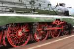 Kurze Triebwerksdurchsicht durch ein Mitglied des Lokpersonals von 18 201 am 07.04.2012 an einem Bahnsteig im Bahnhof Bebra.