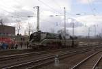 18 201 am 07.04.2012 beim Wasserfassen mit Hilfe der Feuerwehr im Bahnhof Bebra. Die Maschine war an diesem Tag mit einem Zug der  Sonderzugveranstaltungen Chemnitz  zu einer großen Harzumrundung unterwegs und legte hier einen zweistündigen Zwischenstop ein. Links ist ein extra für diesen Anlaß ausgestelltes historisches Löschfahrzeug der Feuerwehr Bebra zu sehen, direkt an der Bahnsteigkante verläuft der Wasserschlauch, mit welchem gerade der gewaltige Durst der Lok gestillt wird!