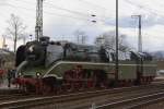 18 201 am 07.04.2012 beim Ergänzen der Wasservorräte im Bahnhof Bebra.