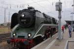 18 201 am 01.09.2012 mit einem Zug der Sonderzugveranstaltungen Chemnitz (SVC) auf dem Weg von Dresden zu den XVIII.