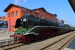 Lokportrait von 18 201 vor einem Zug der Sonderzugveranstaltungen Chemnitz, unterwegs nach Meiningen, aufgenommen am 29.03.2014 im Bahnhof Arnstadt.