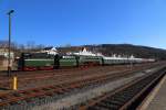 Der Sonderzug der  Sonderzugveranstaltungen Chemnitz (SVC)  am Nachmittag des 29.03.2014 in voller Länge und Schönheit, bereit zur Rückfahrt nach Wittenberg, im Bahnhof Meiningen.