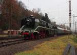 Am 06.12.2014 hatte die 18 201 eine Nikolausfahrt von Lutherstadt Wittenberg nach Chemnitz gefahren, ohne 18 201 fuhr der Sonderzug weiter nach Schlettau. Am Abend geht es wieder zurück nach Chemnitz und dann wieder mit 18 201 nach Lutherstadt Wittenberg. 
Hier verlässt gerade der Sonderzug Gößnitz in Richtung Glauchau um weitere Wagen und Dampflok anzuhängen.