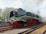 18 201 bei Sonnenschein auf der Strecke bei der Dampflokparade Wolsztyn am 30. April 2016.

