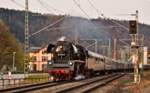 Einiges zu staunen gab es für diesen velofahrenden Jüngling als überraschend die 35 1097-1 mit dem Sonderzug aus Decin CZ nach Dresden Hbf in rasanter Fahrt am Abend des 9.4.2017 in