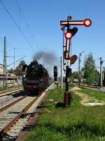 Mit einem Sonderzug anlsslich des 155-jhrigen Jubilums der Strecke Leipzig-Grokorbetha fhrt 35 1097-1 in den Bahnhof Markranstdt ein. Noch regelt mechanische Technik wie zu Zeiten des planmigen Dampfbetriebes den Verkehr, doch deren Ablsung steht schon bereit. Hier ist die stliche Ausfahrgruppe mit den Signalen E und D zu sehen.(1.5.2011)