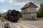 Nachdem die Fahrgste in Freyburg den Zug verlassen hatten um Rotkppchens Wohnhaus zu besichtigen, fuhr der Zug als Leerzug zur Abstellung nach Karsdorf. Hier passiert er gerade das Stellwerk Lw in Laucha(Unstrut), 09.06.2012.