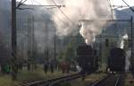 Aufgestellt haben sich hier  475 III und 35  1097 - 1 , die den Sonderzug Macha nach Liberec führen werden.23.05.2015 08:09 Uhr  Decin vychod (Güterbahnhof)  475 III als führende Lok.