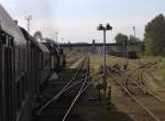 Bevor der Zug im Tal der Ploucnice Richtung Benesov losfahren kann , muss er est in den Personenbahnhof Decin Vychod zurückgesetzt werden.