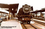 Am 31.5.1975 wartet der letzte mit einer Dampflok gezogene Personenzug im Hauptbahnhof Würzburg auf Ausfahrt nach Lauda- den Zug führte 023 042-5 vom Bw Crailsheim 