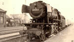 Januar1975 steht 023 016-9 (Bw Crailsheim) im Bahnhof Lauda bereit zur Fahrt nach Würzburg